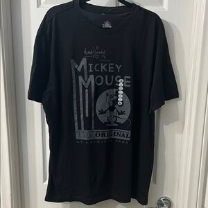 Disney Mickey Mouse Graphic T-Shirt – The Original American Icon Size Large